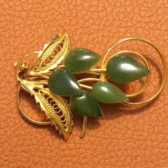 1960’s Jade Teardrop Flower Bouquet - Picture 4 of 4